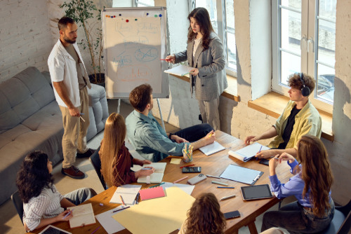 Mitarbeitende erproben Moderations-Tools an einem Praxistag